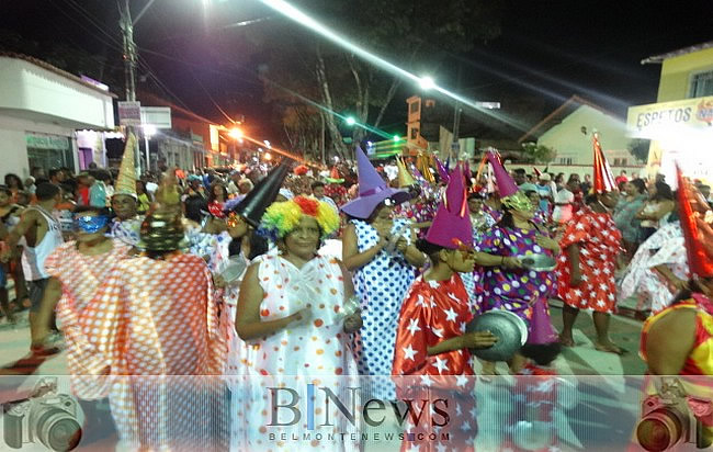 Bloco Zé Pereira sai pelas ruas com muita alegria e abre o Carnaval 2017 em Belmonte.