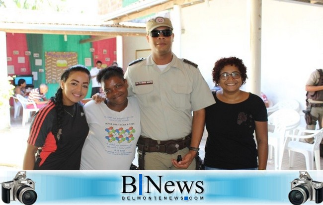 Profissionais e usuários do CAPS homenageiam os policiais militares de Belmonte.