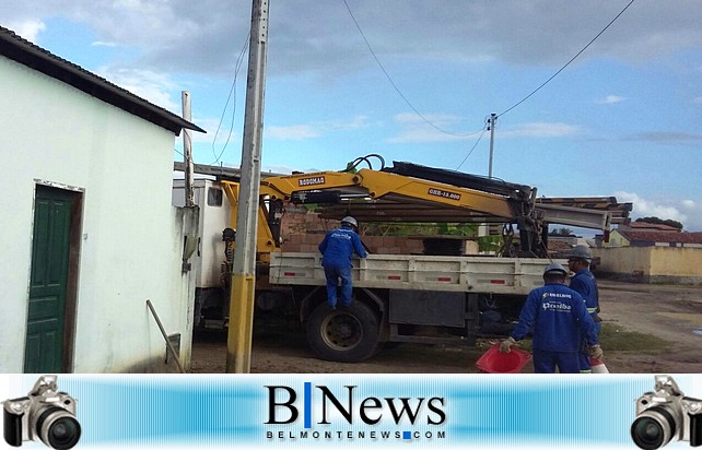 Coelba atende apelos da população e conserta postes que estavam caindo em Barrolândia.