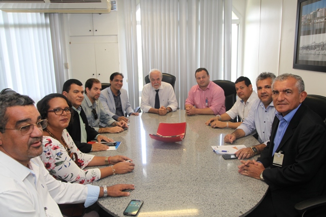 Prefeitos se queixam das despesas geradas pelos planos de carreira da educação.