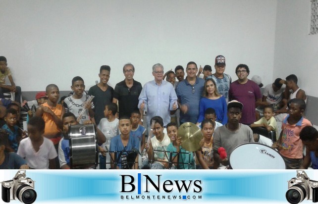 Prefeito Janival Borges entrega novos instrumentos musicais às crianças atendidas pelo CRAS.