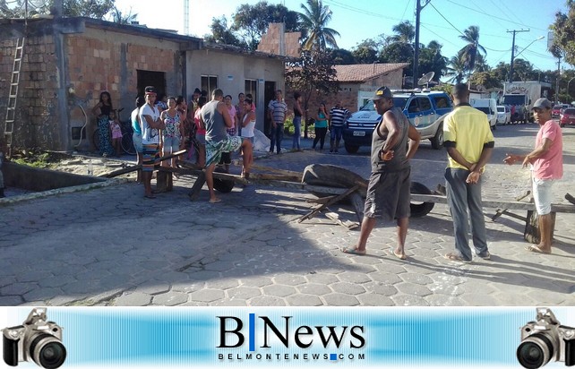 Depois de 03 dias sem energia elétrica, moradores da Barrinha fecham a entrada da cidade.