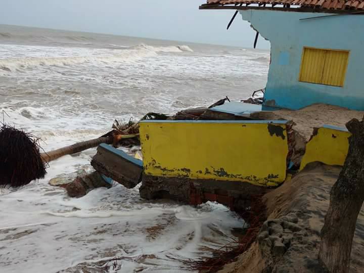 Fortes ondas voltam a castigar a Praia do Mar Moreno e assustam moradores.