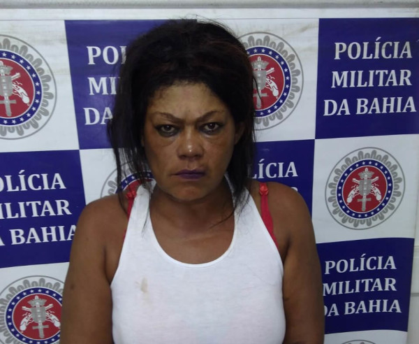 Polícia Militar prende mulher que transportava 60 pedras de crack em seu órgão sexual.