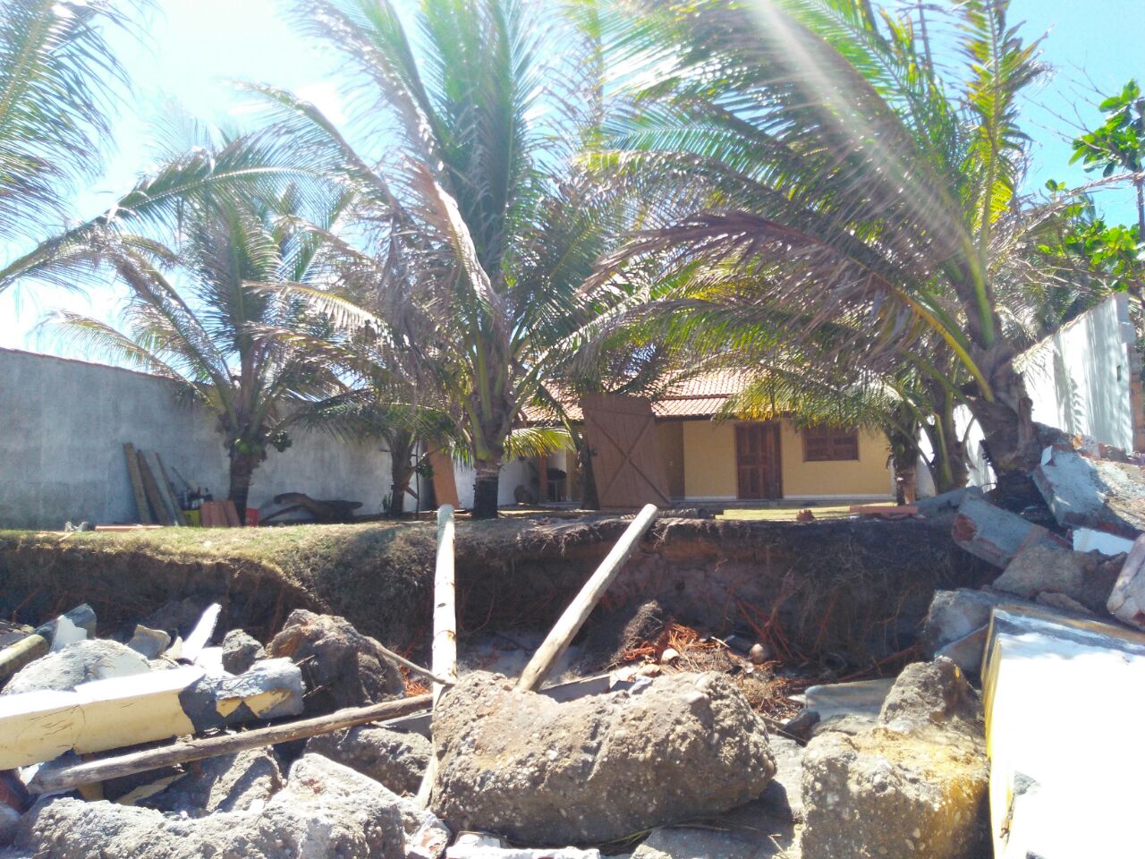 Fortes ondas começam a destruir mais uma residência na Praia do Mar Moreno.
