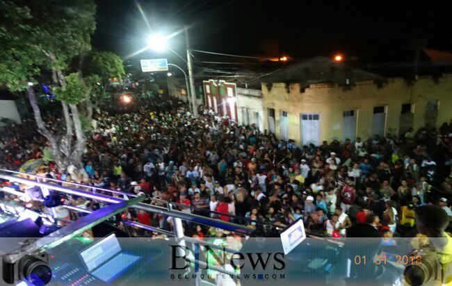 Uma grande multidão comemora o primeiro do dia do ano no Arrastão em Belmonte.
