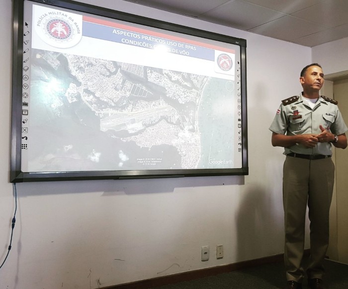 Comandante do 8° Batalhão ministra palestra para o curso de operadores de drones da Polícia Militar da Bahia.