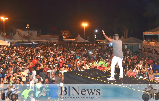 Um grande número de pessoas toma as ruas de Belmonte nesse segundo dia de carnaval.