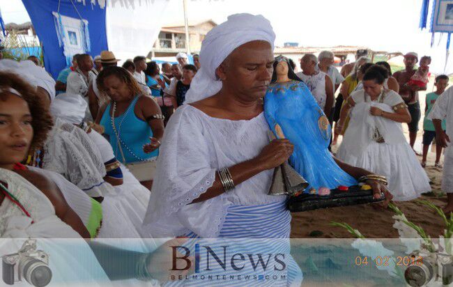 Festa em homenagem a Iemanja lota a Praia do Mar Moreno de moradores e turistas.