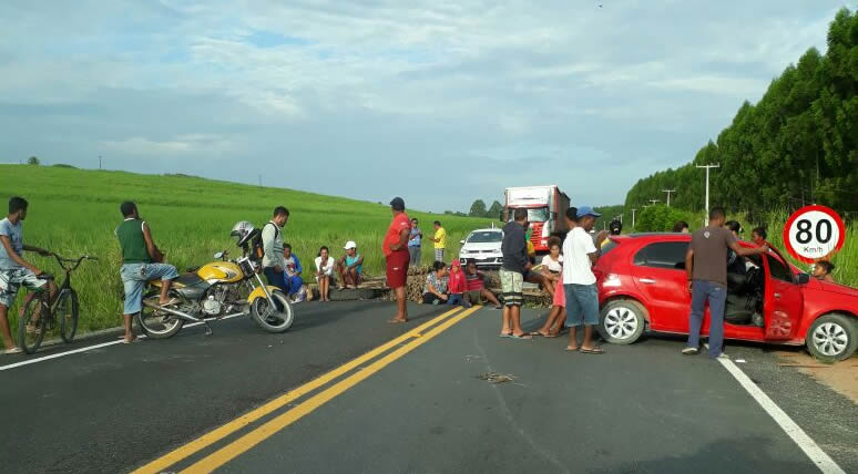 População de Barrolândia fecha rodovia BA-275 para reivindicar melhorias.