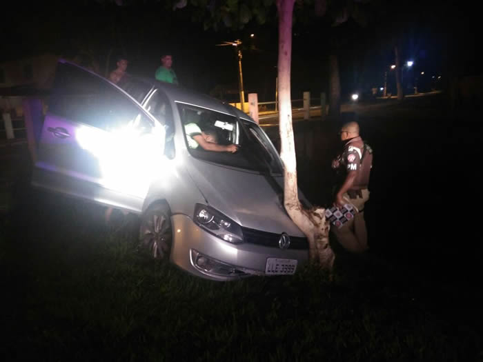 Motorista perde o controle do carro e fica pendurado na ponte do Bom Jardim em Belmonte.