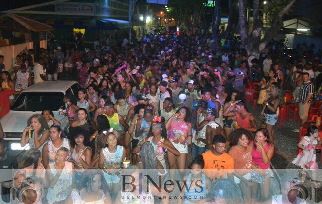 O Carnaval já começou em Belmonte e blocos lotam o circuito da festa.
