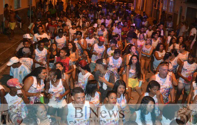 Desfiles de blocos continuam agitando o circuito do carnaval em Belmonte.