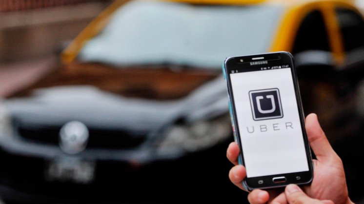 Lei beneficia o Uber, mas regulamentações municipais podem causar problemas para a empresa.