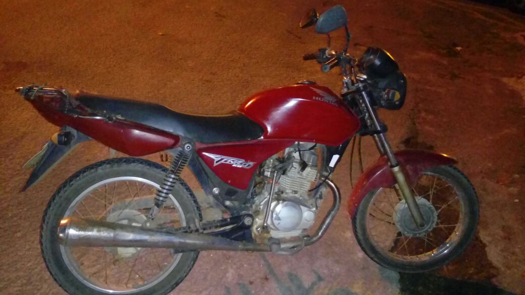 Polícia Militar recupera moto roubada que transitava no Distrito de Santa Maria Eterna.