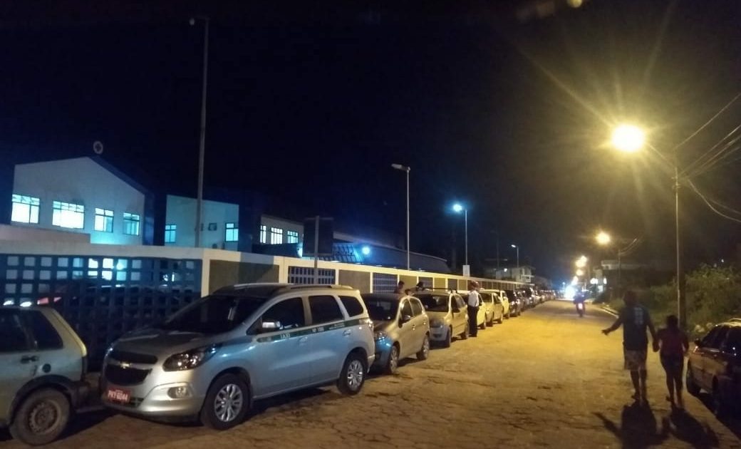 Motoristas formam filas imensas para abastecer nos postos de gasolina em Porto Seguro.
