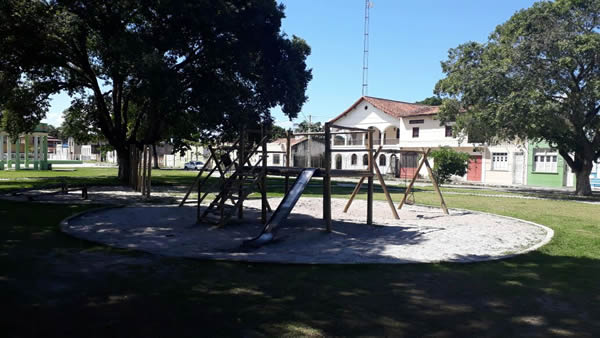 Vândalo destrói parque infantil da Praça São João e ameaça crianças em Belmonte.