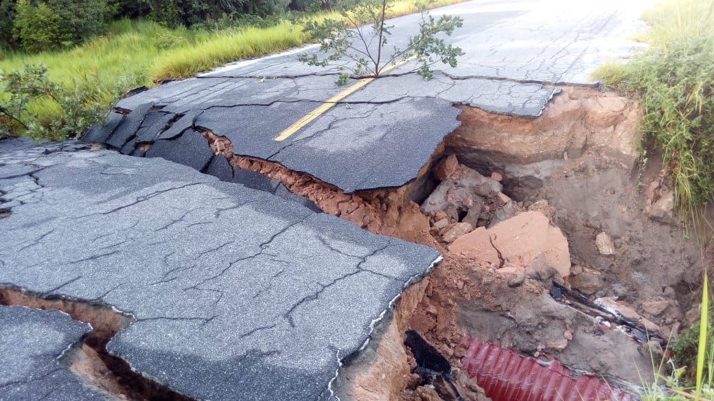 Estragos causados pela chuva interditam estrada que liga Belmonte a Cabrália.