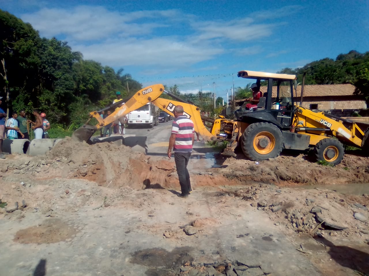 Equipes da Prefeitura de Belmonte e do Estado trabalham para recuperar a BA-001.