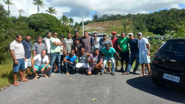 População belmontense bloqueia BA-001 para exigir a recuperação da rodovia.