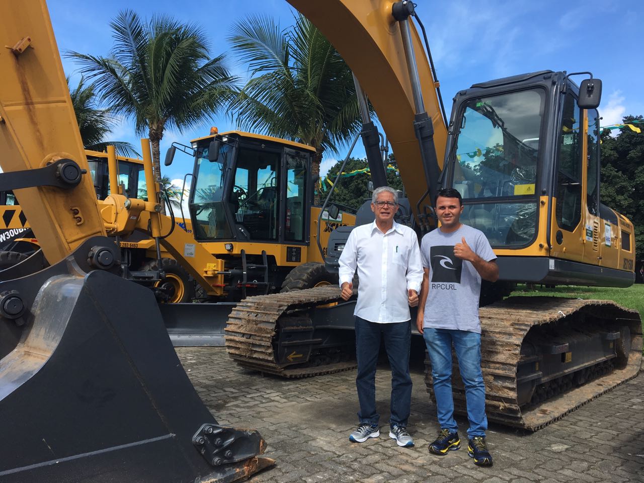 Prefeito Janival Borges e Deputado Jânio Natal conseguem uma escavadeira nova para Belmonte.