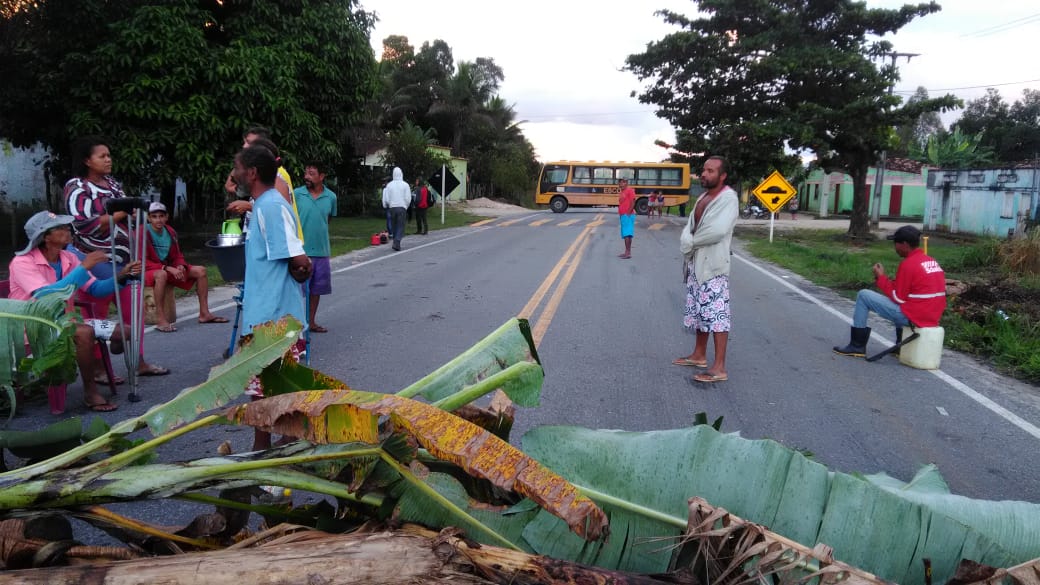 Moradores dos Brejinhos bloqueiam BA-275 para reivindicar água de qualidade para o povoado.
