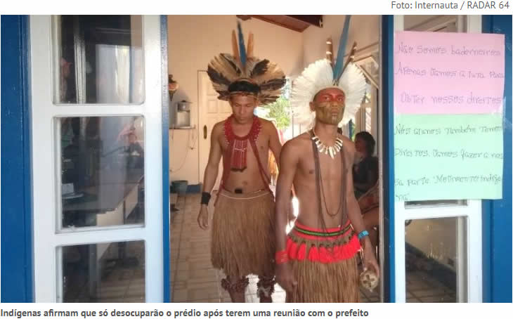 Índios Pataxós ocupam Prefeitura de Cabrália reivindicando transporte escolar.