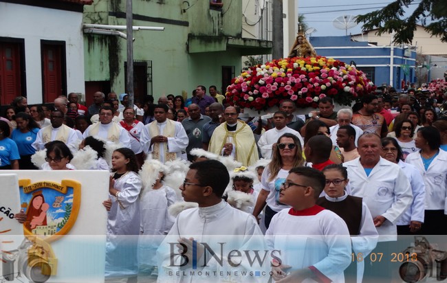 Procissão de Nossa Senhora do Carmo arrasta uma multidão pelas ruas de Belmonte.