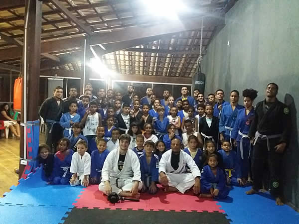 Centro Treinamento Ao Combate recebe equipe do Projeto Jiu-jítsu na Estrada.