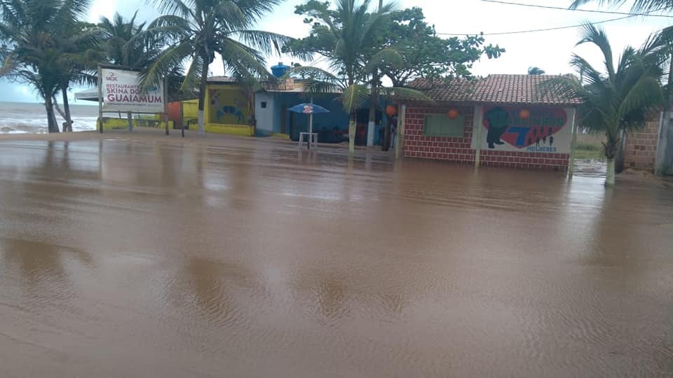 Fortes ondas voltam a castigar a Praia do Mar Moreno em Belmonte.