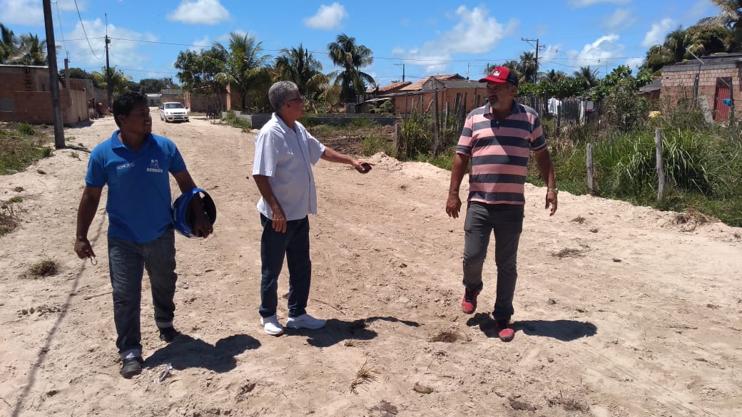 Prefeito Janival visita obras do aeroporto e confere intervenções realizadas nos bairros.