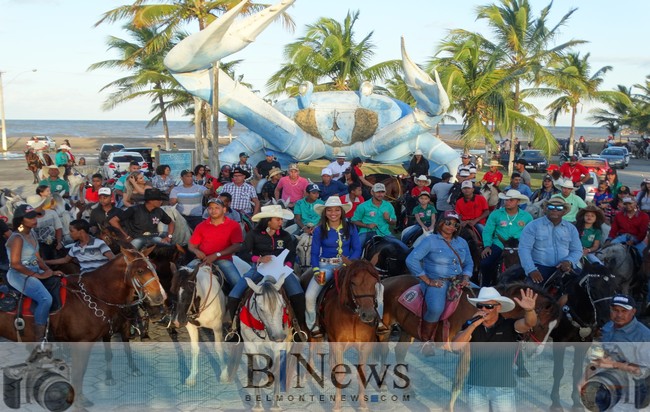 Cavaleiros e amazonas da região lotam as rua de Belmonte na Cavalgada dos Amigos.