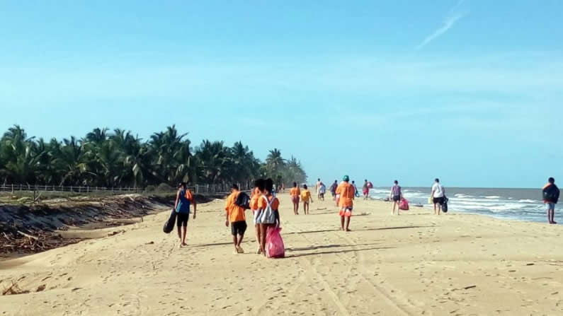 Ação retira mais de uma tonelada de lixo da Praia do Mar Moreno em Belmonte.