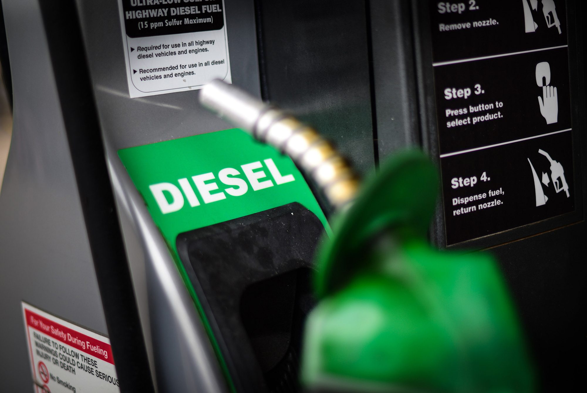 Apesar de subsídio do diesel, preço sobe nas refinarias pelo segundo mês.