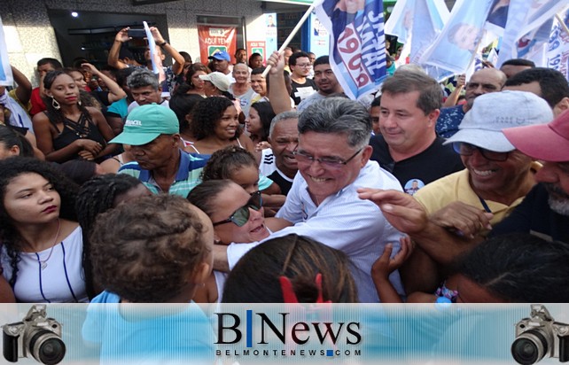 Jânio Natal é recebido por uma multidão de pessoas na inauguração do seu comitê em Belmonte.