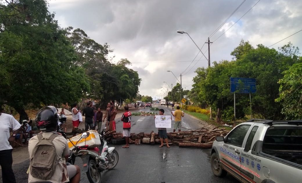 Moradores de Coroa Vermelha bloqueiam a BR-367 em protesto pelo desaparecimento de jovem.