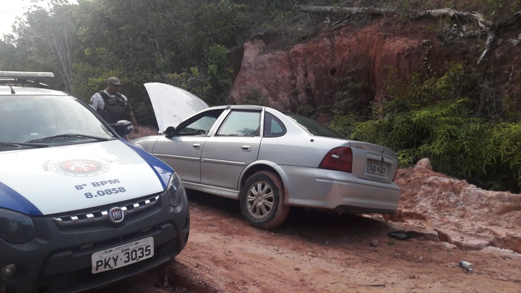 PM encontra carro blindado tomado de assalto que estava sendo usado por criminosos em Barrolândia.