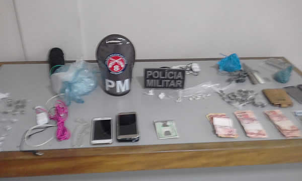 Polícia Militar prende 03 indivíduos a serviço do tráfico de drogas em Belmonte.