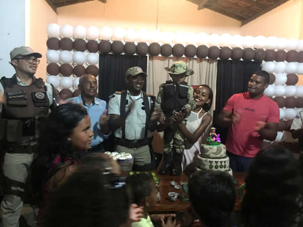 Criança realiza o sonho de receber a Polícia Militar em sua festa de aniversário.