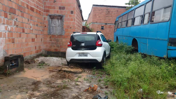 Polícia Militar encontra carro roubado estacionado em terreno baldio em Barrolândia.