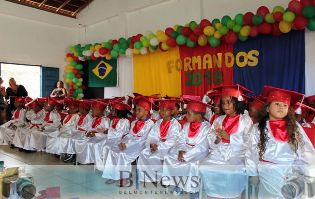 Muita emoção marca a cerimônia de formatura dos alunos da Escola Municipal São Francisco.
