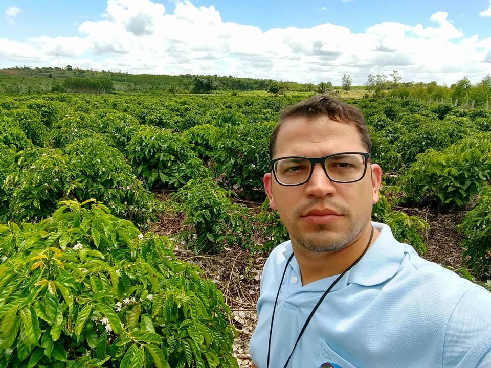 Prefeito Janival Borges anuncia a saída de Chico Lopes do comando da Secretaria de Agricultura.