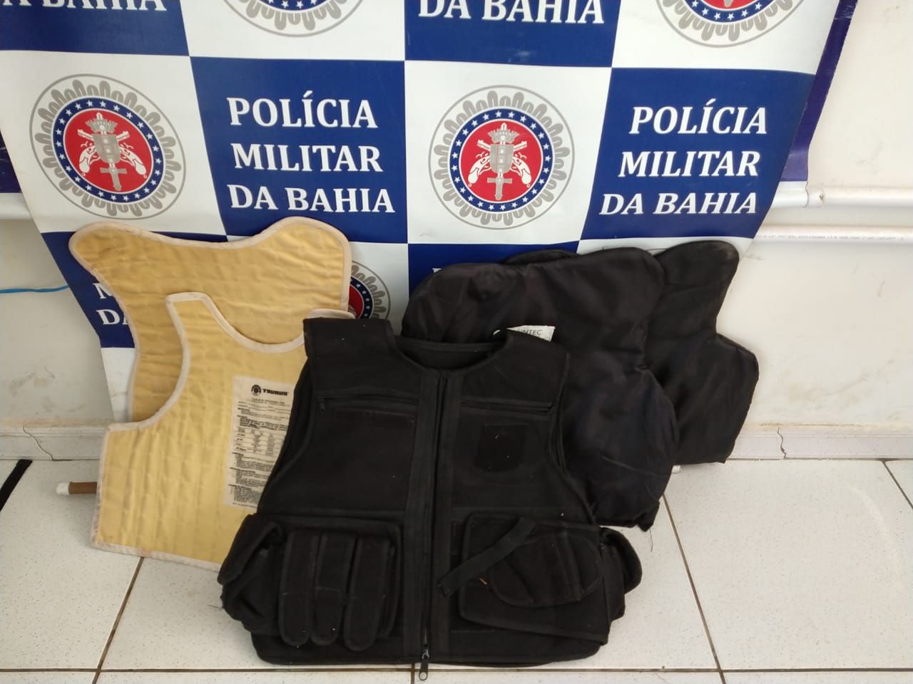 Ação da Polícia Militar apreende coletes à prova de balas e drogas em Trancoso.