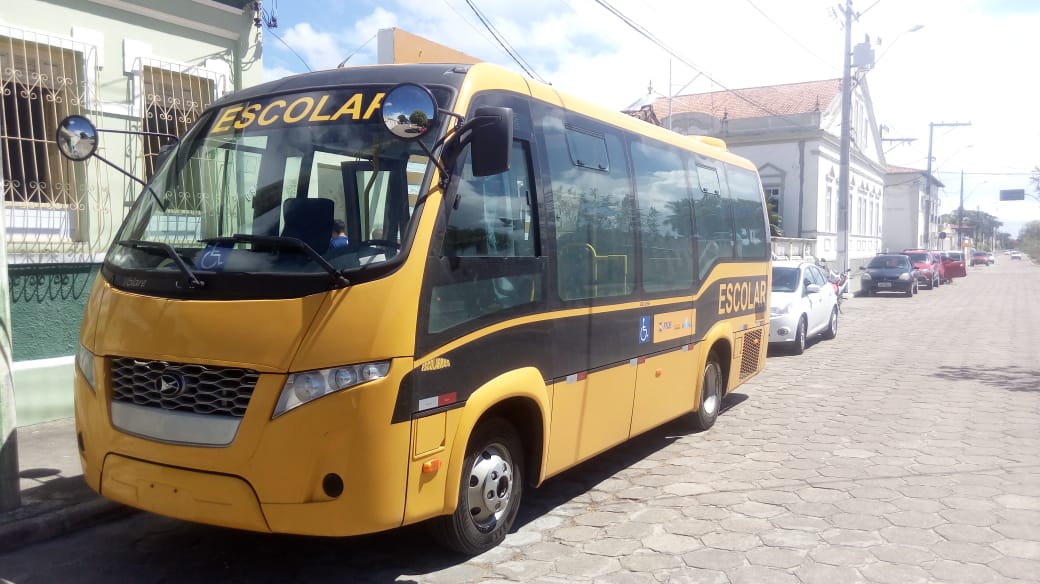 Prefeitura de Belmonte apresenta novo micro ônibus que comporá a frota da educação municipal.