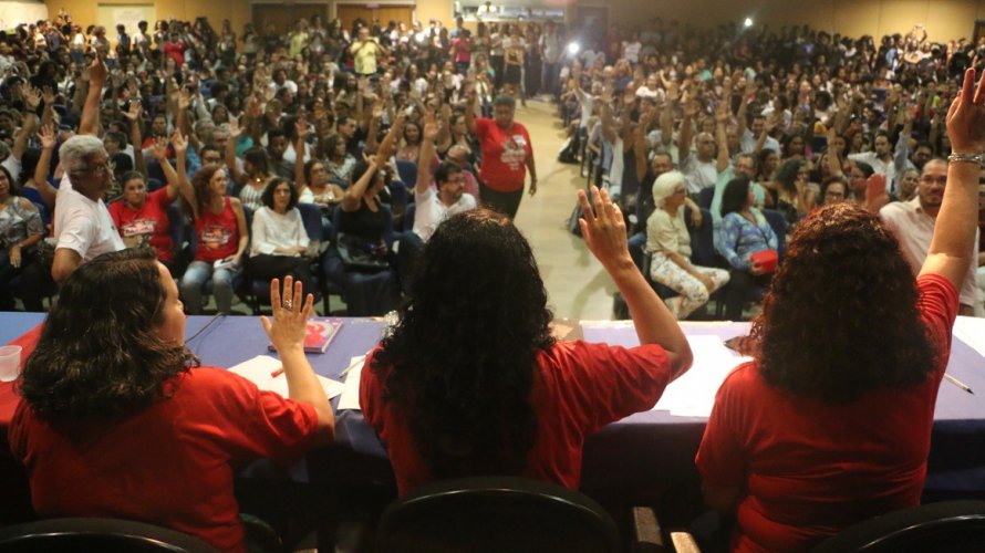 Governo vai cortar salário dos professores universitários em greve na Bahia.