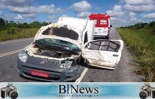 Dois carros se chocam violentamente na BA-275, próximo ao povoado dos Brejinhos.