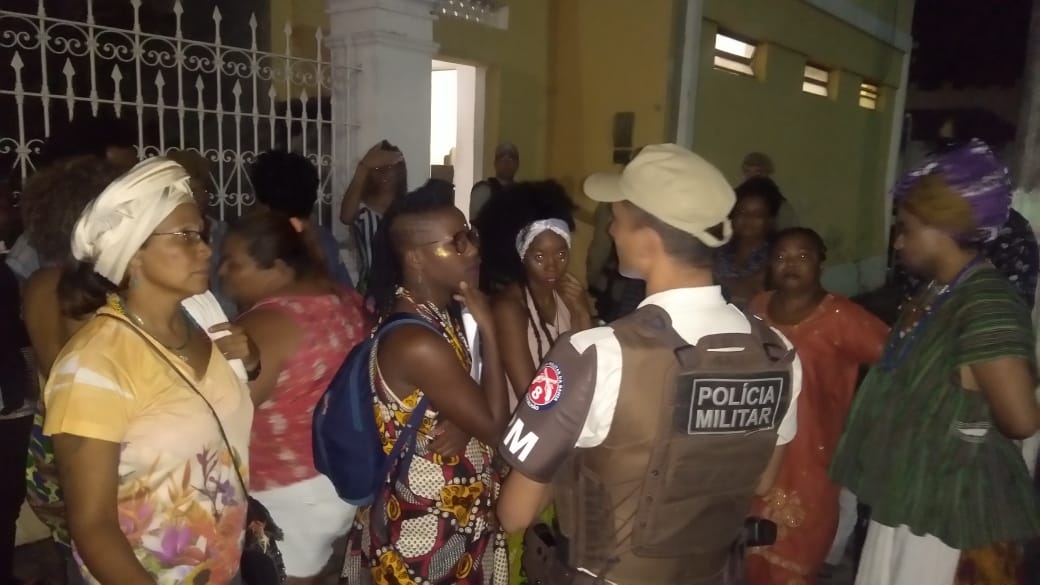 Grupo afro procura polícia para denunciar crime de intolerância religiosa ocorrido em lanchonete em Belmonte.