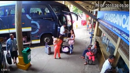 Ação da PM prende homem acusado de furtar mala de bagageiro de ônibus na Rodoviária de Porto Seguro.