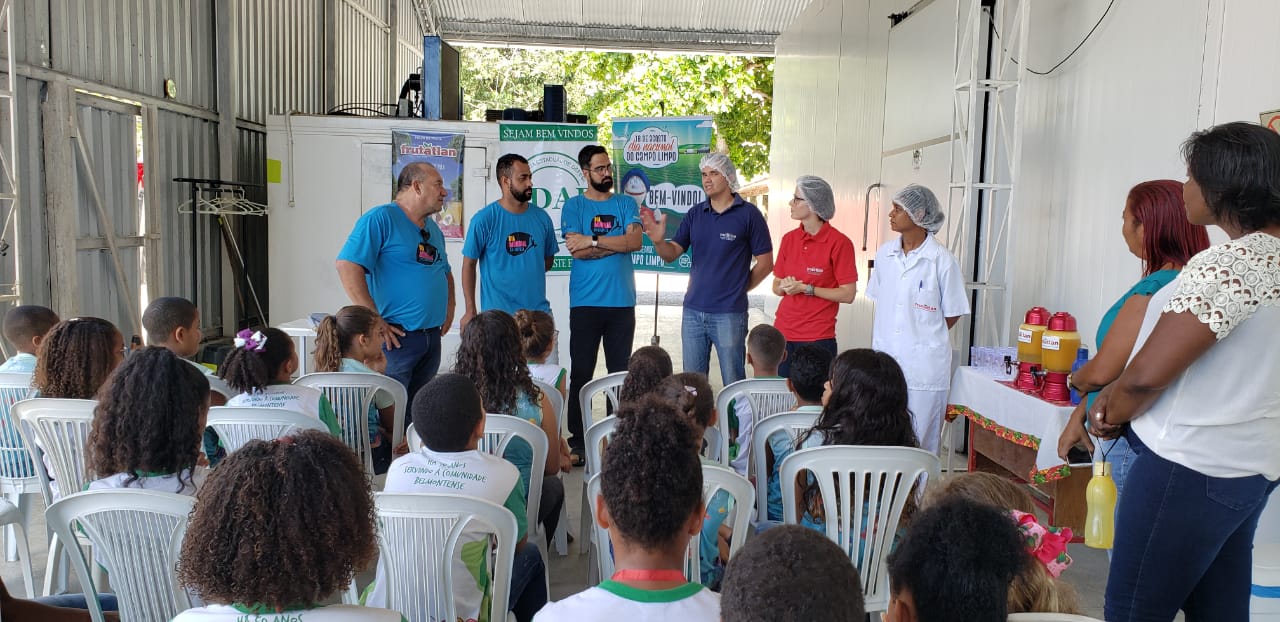 Programa ‘ADAB NA ESCOLA’ leva alunos de Belmonte para visita a fábrica de polpas FRUTATLAN.