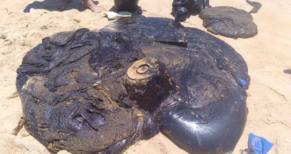 Cerca de 700Kg de óleo são retirados da praia do distrito de Mogiquiçaba.